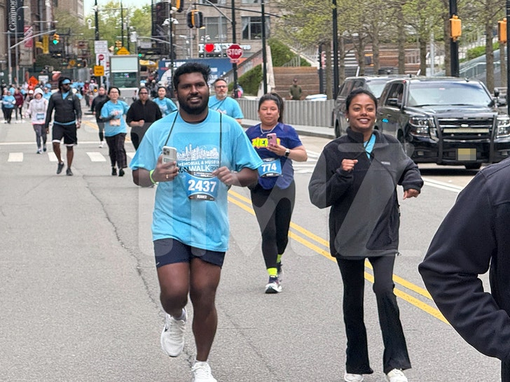 Participants in the 9/11 Memorial & Museum 5K Run/Walk making their way through the course