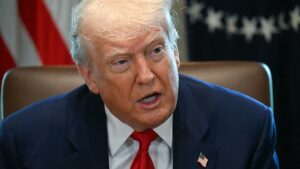 Trump signs order to boost U.S. drug manufacturing