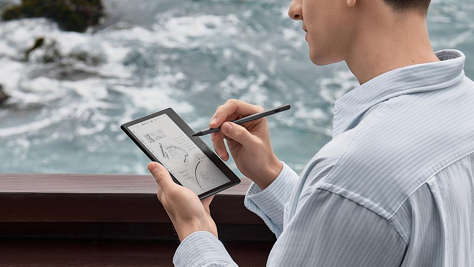 Boox Go 7: New E Ink Tablets with Android 13 and Stylus Support Person taking notes on the Boox Go 7 E Ink tablet