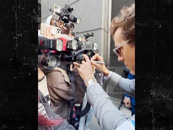 Ryan Reynolds Prank: Actor Pretends to Sign Paparazzi Cameras at 'Another Simple Favor' Premiere Ryan Reynolds signature prank with camera