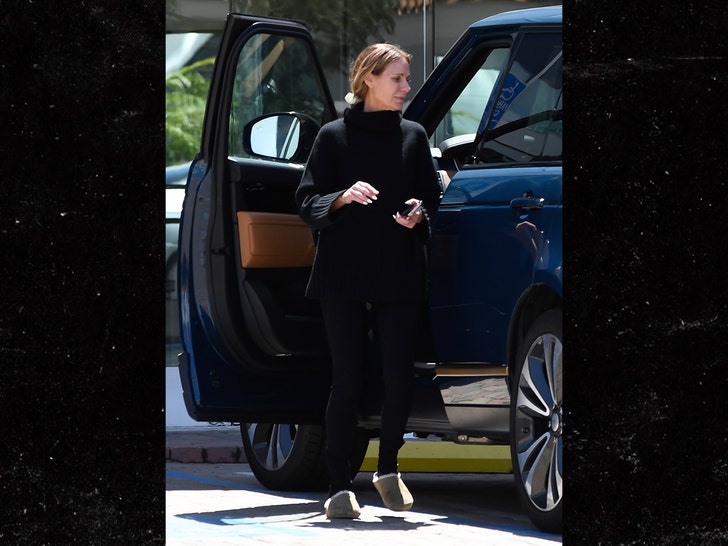 Dorit Kemsley Divorce Update: RHOBH Star Spotted Without Wedding Ring After Filing Dorit Kemsley casual appearance