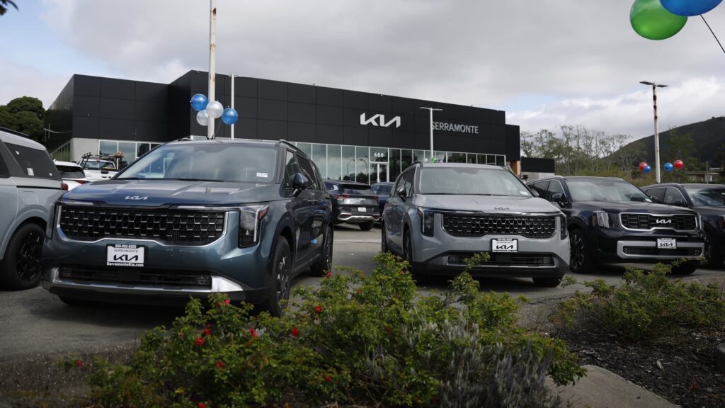 US Vehicle Supply Tariff Fear-Buying: Inventory Drops as Consumers Rush to Beat Price Hikes US Vehicle Supply Tariff Fear-Buying: Inventory Drops as Consumers Rush to Beat Price Hikes
