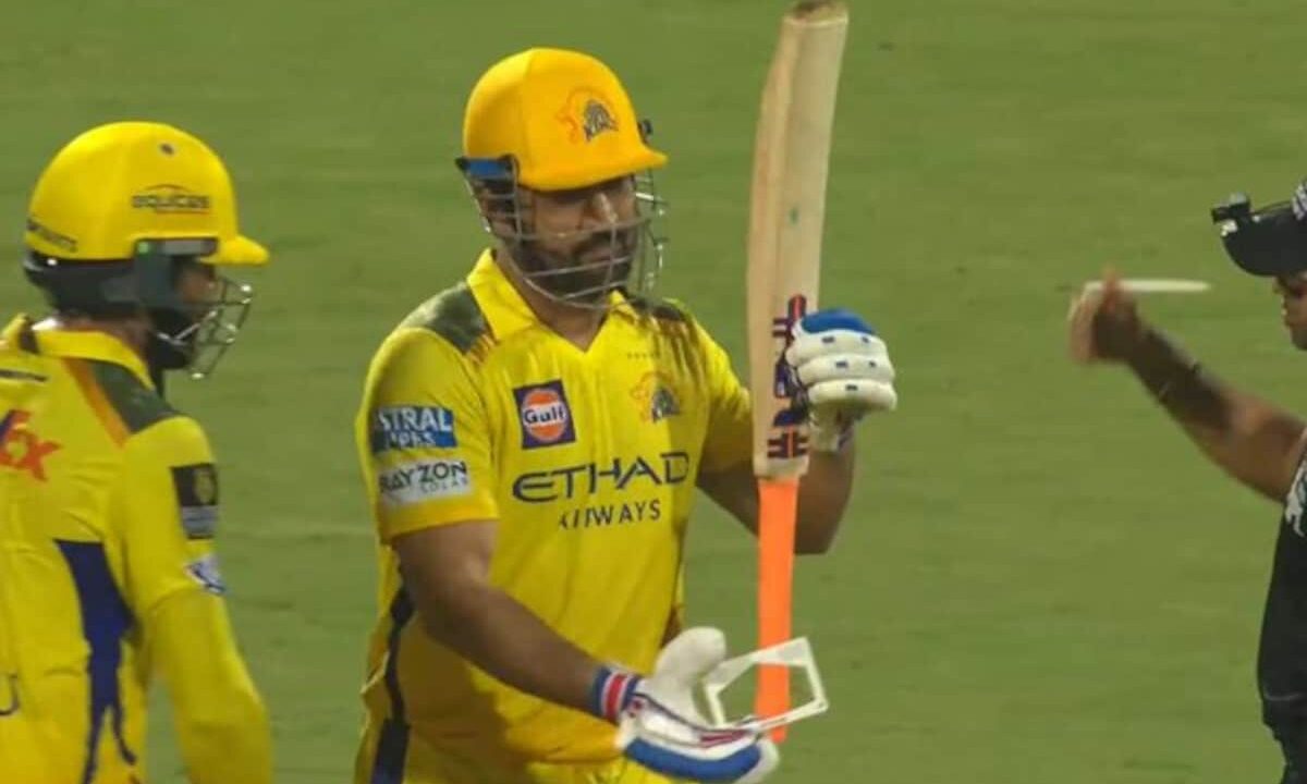 MS Dhoni Takes Gauge From Umpire's Hand After Failing Bat Test. This Happens Later