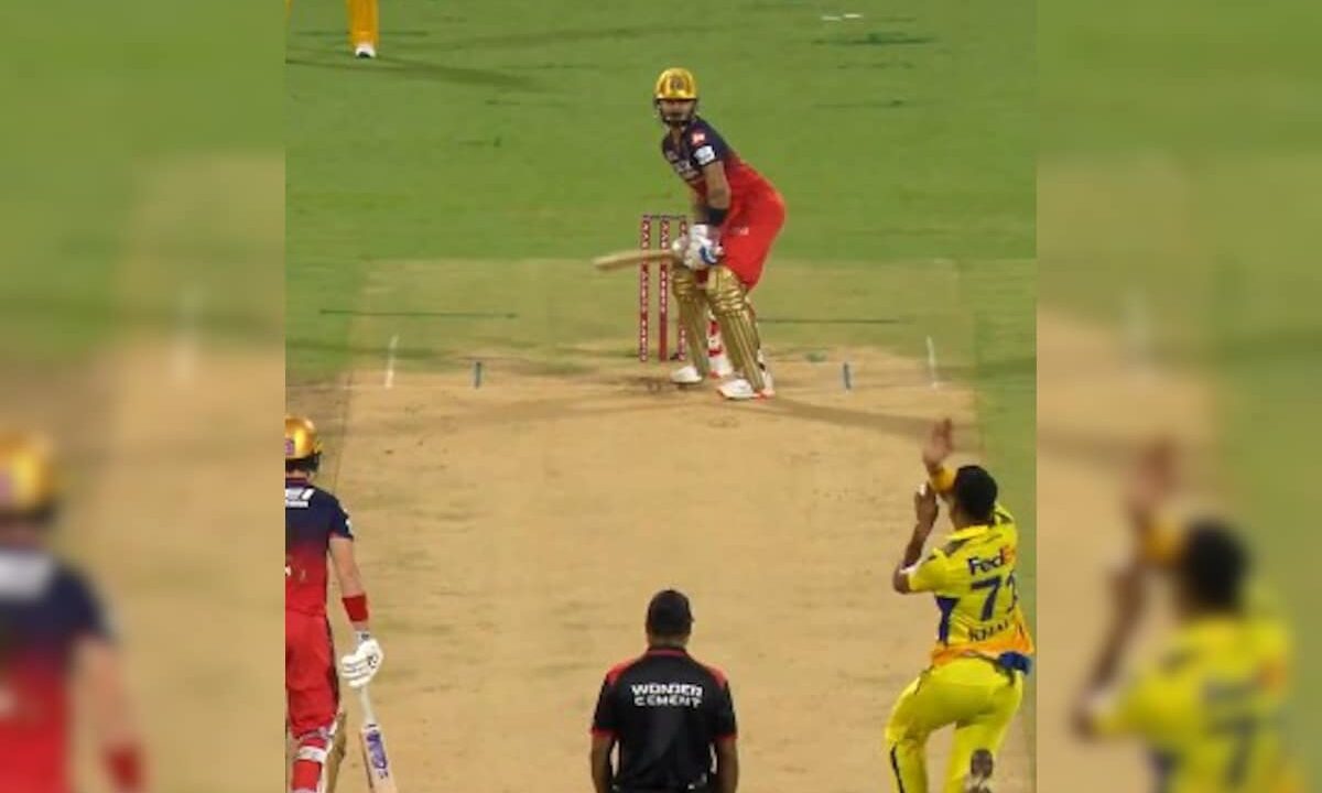 Watch: Virat Kohli Fulfils "Ab Tu Aa" Prophecy, Takes CSK Pacer Khaleel Ahmed To Cleaners