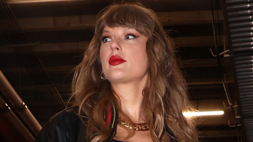 Taylor Swift Pregnant, Hiding Baby Bump: The Rumor & The Truth Taylor Swift Pregnant, Hiding Baby Bump: The Rumor & The Truth