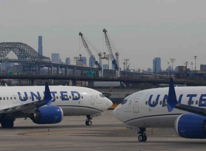 United cuts Newark schedule after hundreds of flight disruptions